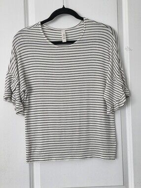 JOLIE  Ruffle Sleeve Top Size Small